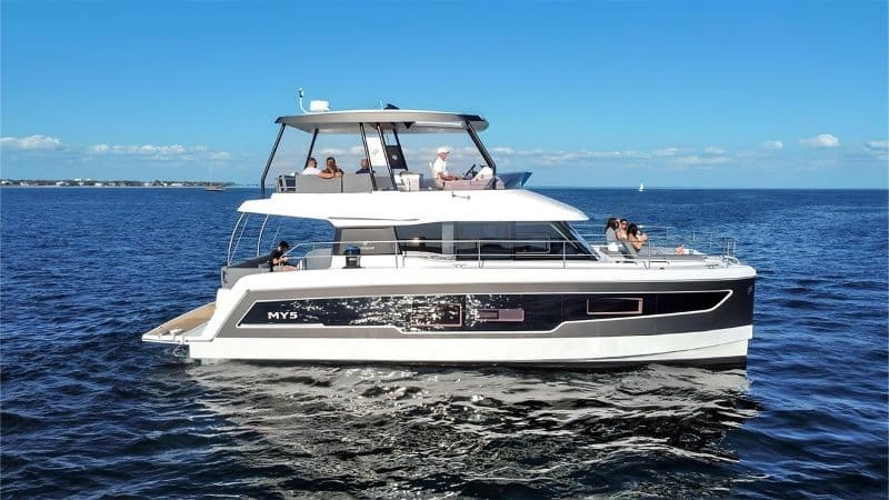 Red Lyon – Fountaine Pajot