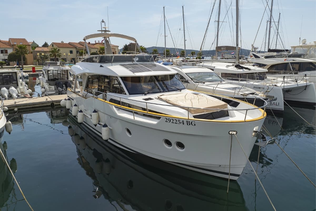Red Hot – Greenline Yachts