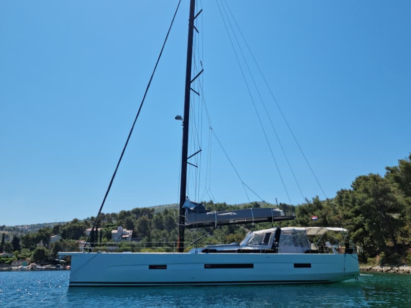 BAHIA FELIZ V – Dufour Yachts