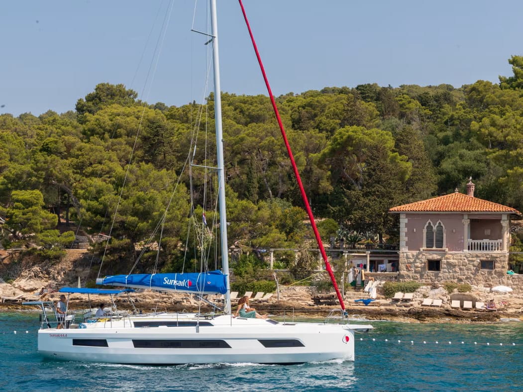 Sunsail 44.4 Premium Plus – Dufour Yachts